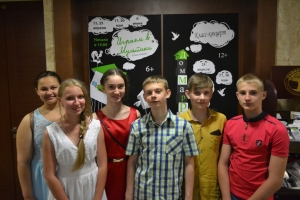 Высшая школа театрального мастерства Константина Райкина показала мастер-класс воспитанникам молодёжного фольклорного театра из Хорлово.